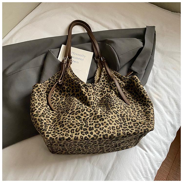 Женская сумка с леопардовым принтом 2025 осень новая нишевая дорожная сумка на плечо большой вместимости замшевая сумка-тоут