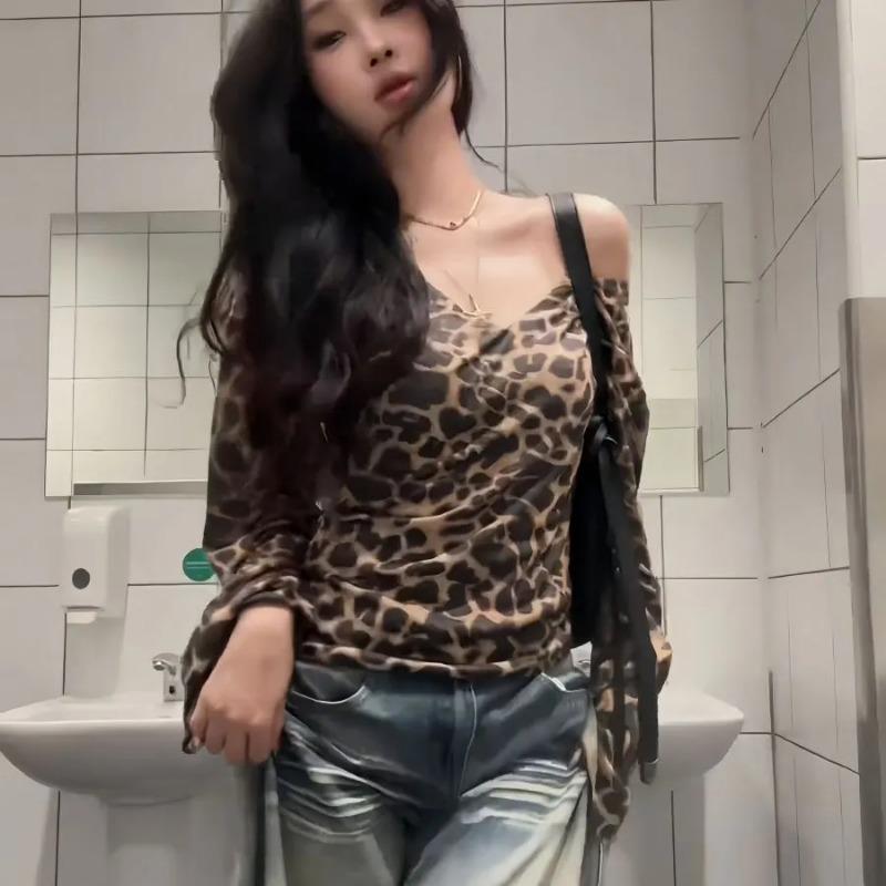 Women s Leopard Print Off-Shoulder Long-Sleeve Top with Camisole Overlay S чорний
Women s Leopard Print Off-Shoulder Long-Sleeve Top with Camisole Overlay S чорний