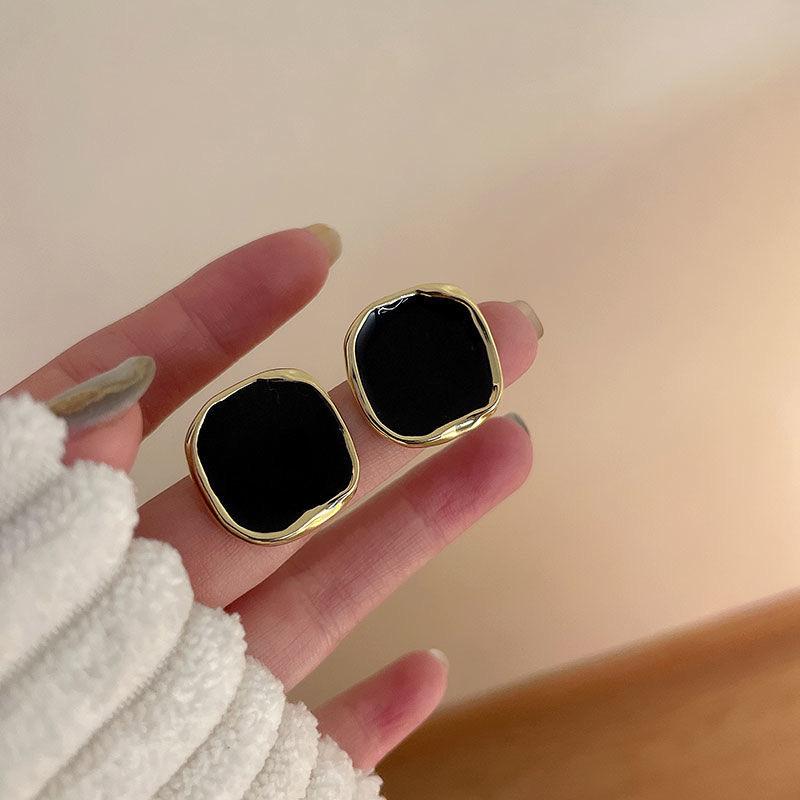 Корейские геометрические квадратные серьги-пусеты с эмалью для женщин - Ретро, простые, универсальные осенне-зимние украшения
Корейские геометрические квадратные серьги-пусеты с эмалью для женщин - Ретро, простые, универсальные осенне-зимние украшения