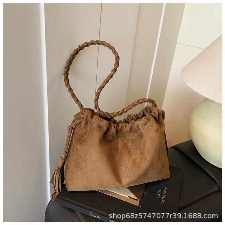 Vintage underarm bag women s 2025 new fringed rope woven handbag casual commuting versatile shoulder tote bag коричневый
Vintage underarm bag women s 2025 new fringed rope woven handbag casual commuting versatile shoulder tote bag коричневый