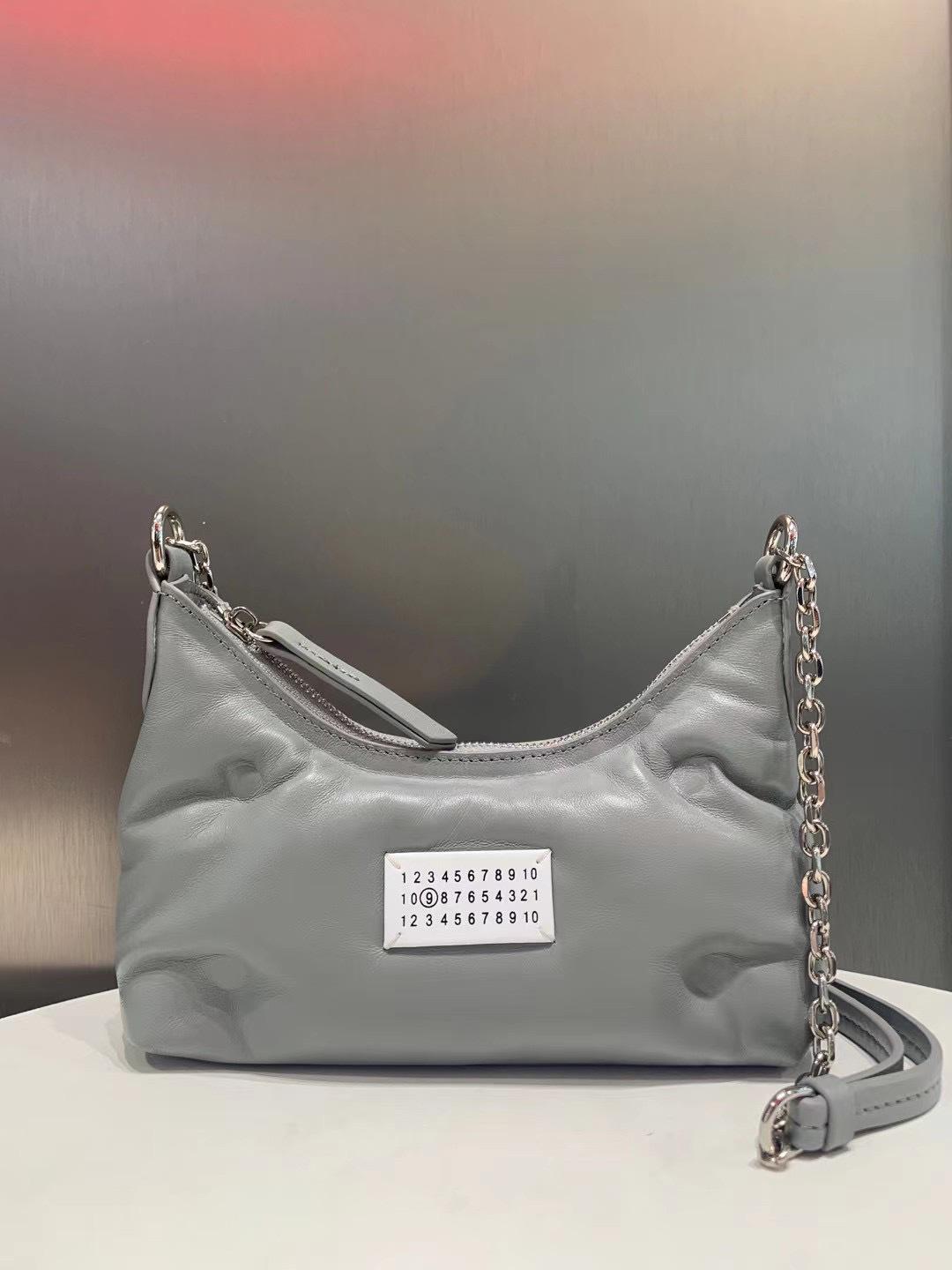 Carefully curated autumn/winter bags in three sizes: Mini for cross-body, armpit, or shoulder wear; and Large for extra capacity.
Carefully curated autumn/winter bags in three sizes: Mini for cross-body, armpit, or shoulder wear; and Large for extra capacity.