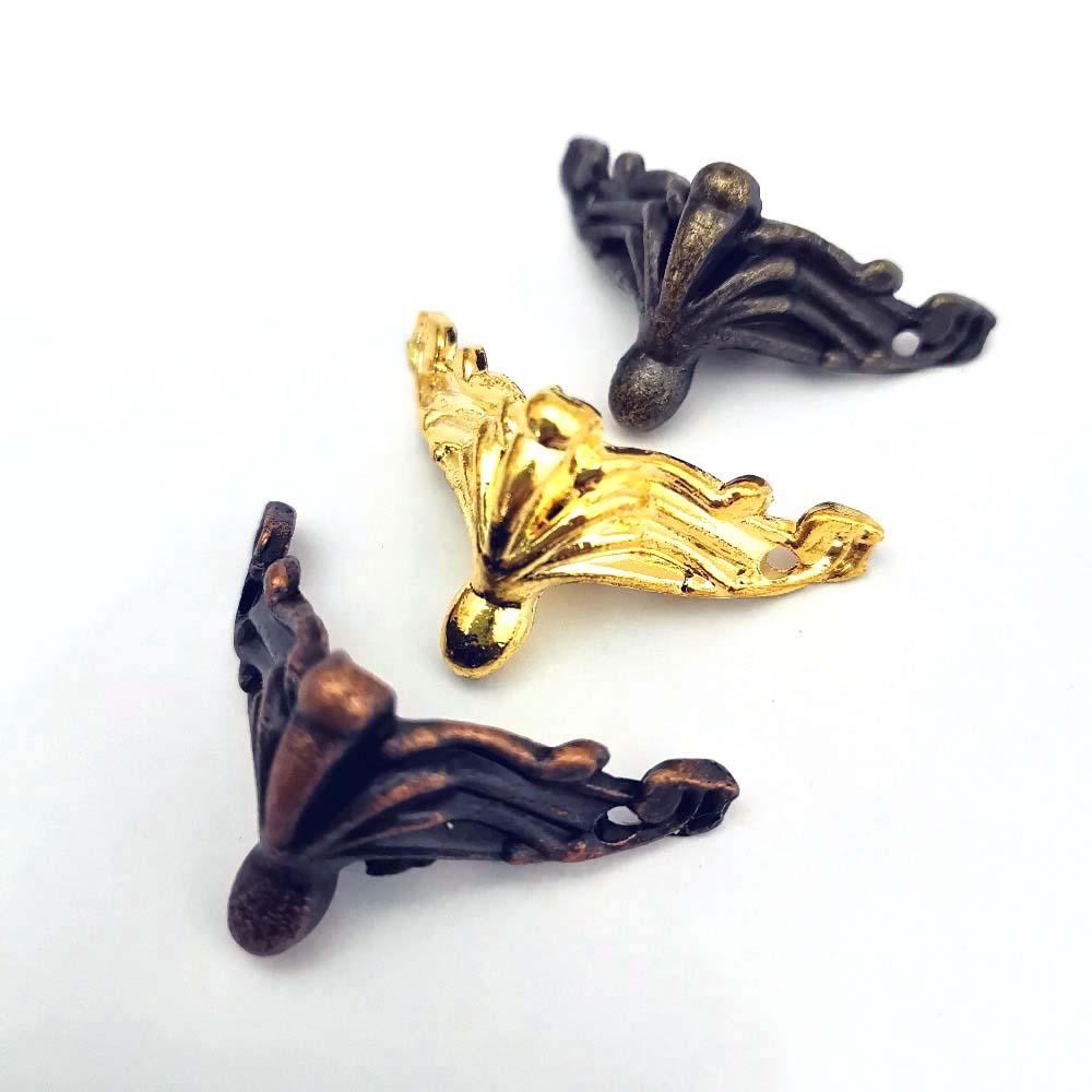 Vintage Jewelry Box Protector Hardware Furniture Part Furniture Leg Corner Bracket Corner Feet Leg бронзовий
Vintage Jewelry Box Protector Hardware Furniture Part Furniture Leg Corner Bracket Corner Feet Leg бронзовий