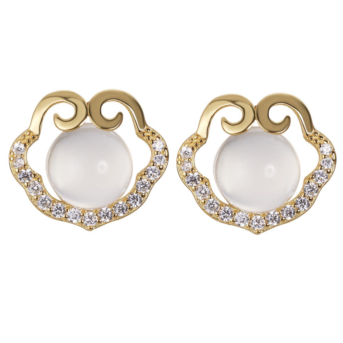 S925 Yinxiang Cloud Lock Earrings Жіночі сережки преміум-класу з інкрустацією білого льоду, халцедону, подарунок на День матері 925 Silver золотий
S925 Yinxiang Cloud Lock Earrings Жіночі сережки преміум-класу з інкрустацією білого льоду, халцедону, подарунок на День матері 925 Silver золотий