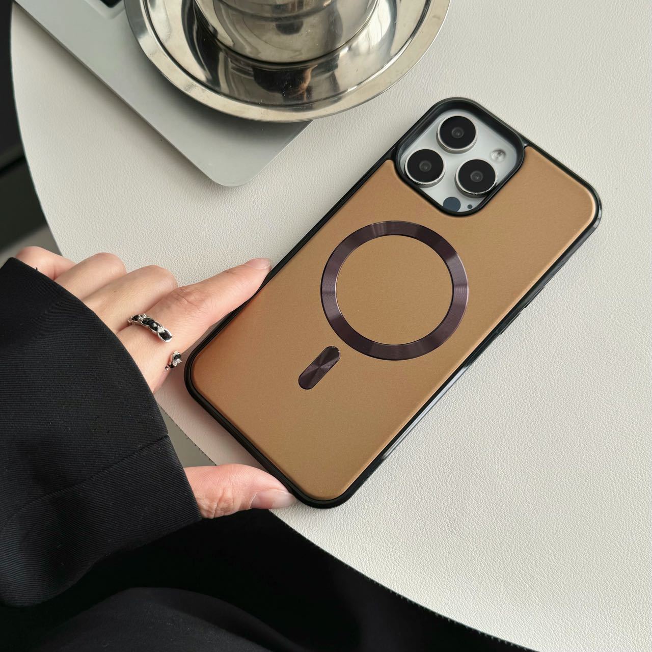 Золотой щит подходит для iPhone16 однотонный чехол с рисунком CD и магнитной присоской, приятный на ощупь, чехол Apple 16PM с намагничиванием, защитный чехол «два в одном» 15 Apple 16Plus
Золотой щит подходит для iPhone16 однотонный чехол с рисунком CD и магнитной присоской, приятный на ощупь, чехол Apple 16PM с намагничиванием, защитный чехол «два в одном» 15 Apple 16Plus