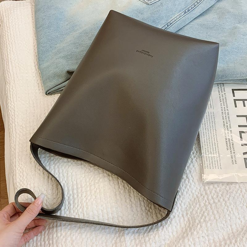 Высококачественная сумка-тоут, новая большая вместительная сумка через плечо для женщин, ретро-универсальная сумка-ведро Niche
Высококачественная сумка-тоут, новая большая вместительная сумка через плечо для женщин, ретро-универсальная сумка-ведро Niche