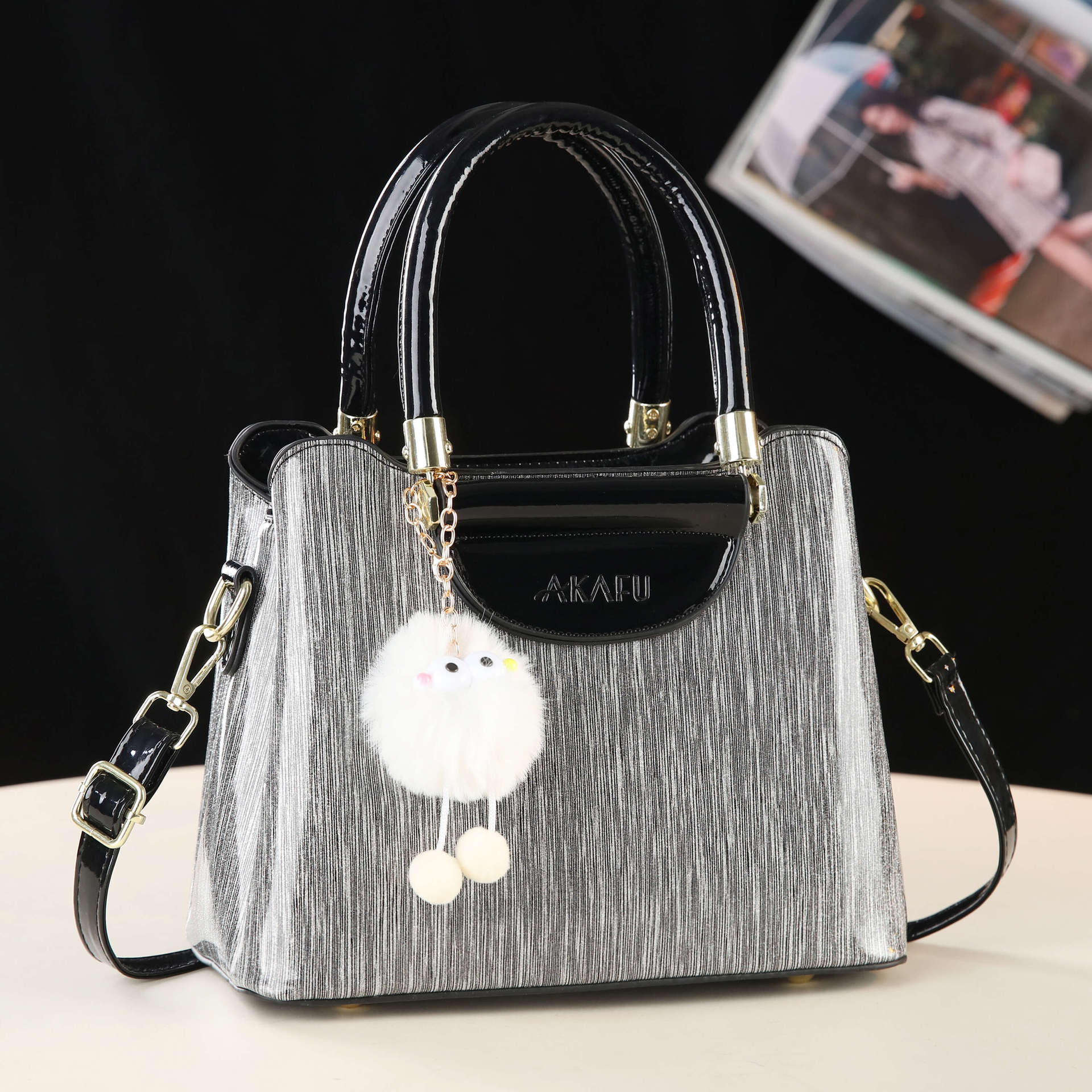 2026 New Lacquer Leather Women s Handbag Fashion Versatile Single Shoulder Crossbody Bag срібло сірий колір
2026 New Lacquer Leather Women s Handbag Fashion Versatile Single Shoulder Crossbody Bag срібло сірий колір