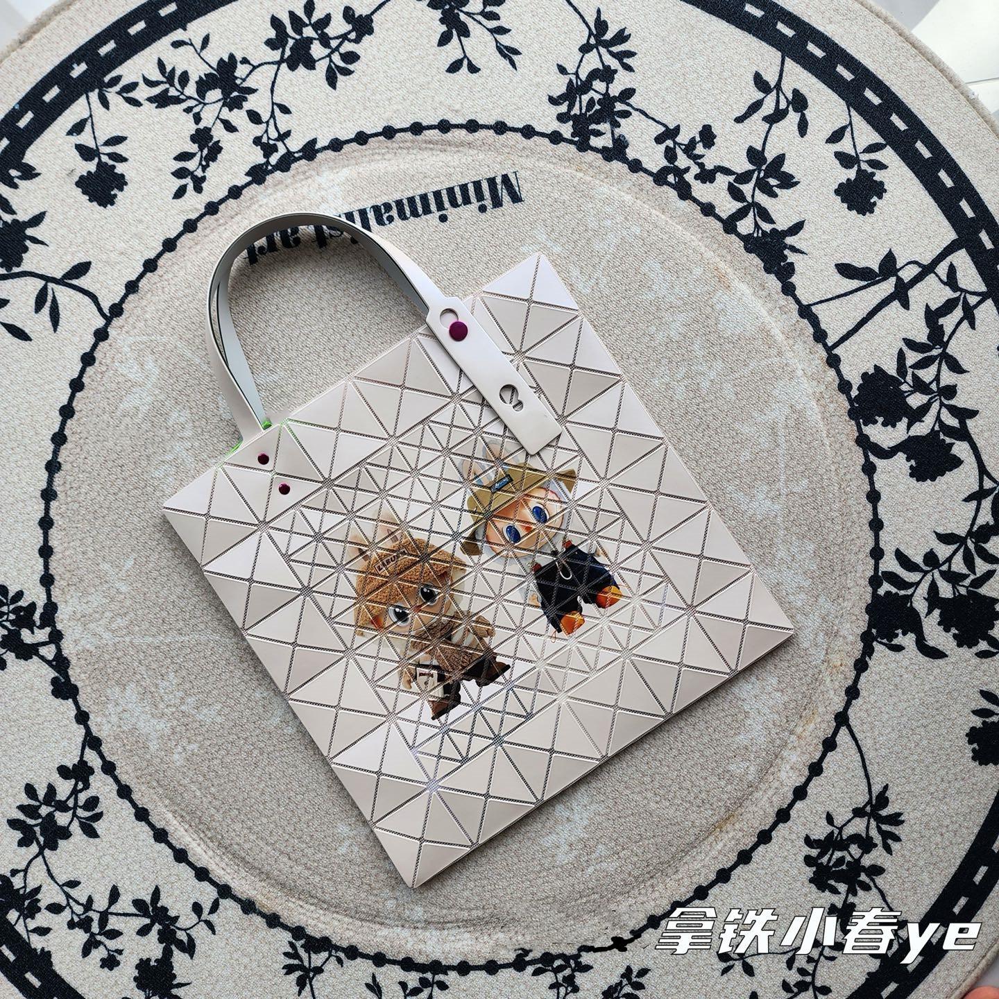 New six-grid Labubu 6-grid geometric diamond bag shoulder bag handbag tote women CLE 34*34cm
New six-grid Labubu 6-grid geometric diamond bag shoulder bag handbag tote women CLE 34*34cm