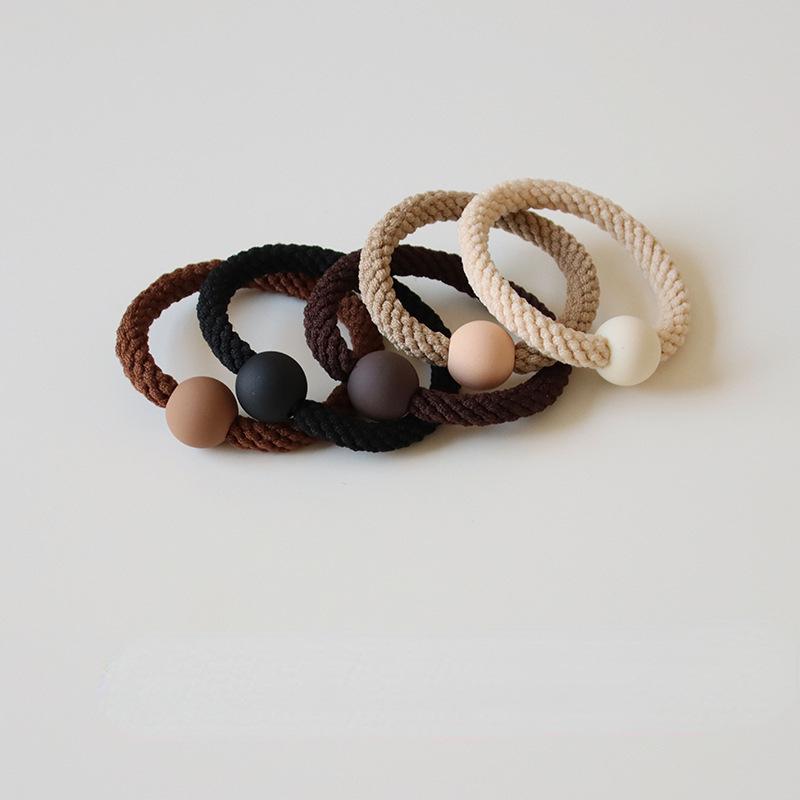 Набор из 5 матовых шоколадных резинок-скранчи: Универсальные, Толстые, Высокоэластичные Резинки для Волос в Коричневых Тонах для Женщин.
Набор из 5 матовых шоколадных резинок-скранчи: Универсальные, Толстые, Высокоэластичные Резинки для Волос в Коричневых Тонах для Женщин.