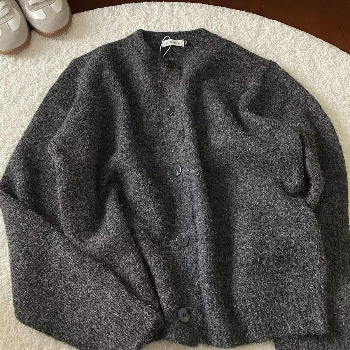 Autumn and winter men s sweater cardigan old money style gray versatile cleanfit round neck loose casual knitted sweater tide 2XL темно-сірий
Autumn and winter men s sweater cardigan old money style gray versatile cleanfit round neck loose casual knitted sweater tide 2XL темно-сірий