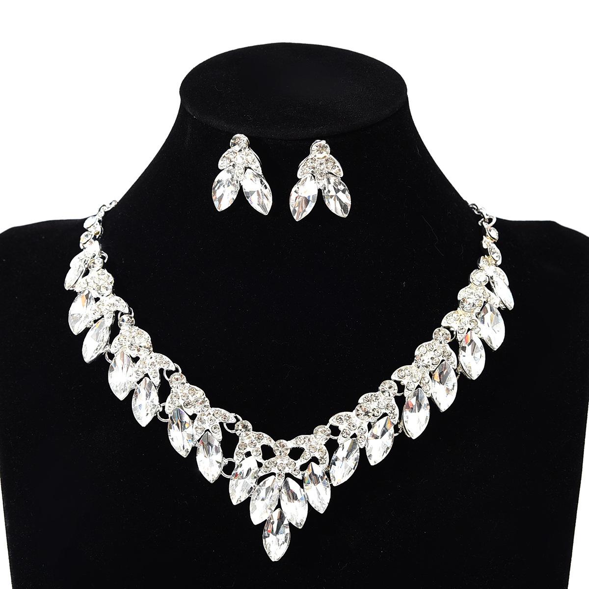 Vintage exaggerated leaf necklace earrings set crystal gemstone collarbone chain women s two-piece fashion accessories
Vintage exaggerated leaf necklace earrings set crystal gemstone collarbone chain women s two-piece fashion accessories