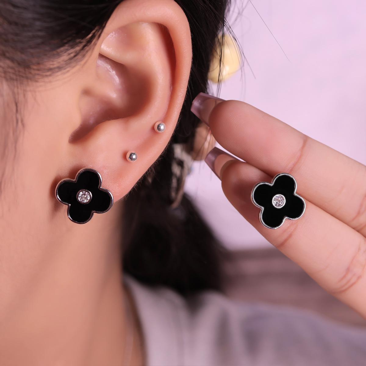 925 Silver Korean Minimalist Four-Leaf Flower Stud Earrings - Elegant and Versatile for Women
925 Silver Korean Minimalist Four-Leaf Flower Stud Earrings - Elegant and Versatile for Women