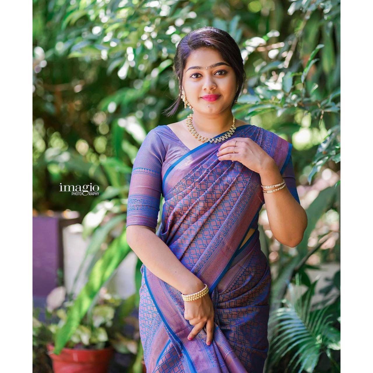 Шелковое сари из магазина АЛМААРИ украшено красивой вышивкой Зари в виде традиционных мотивов. 
Шелковое сари из магазина АЛМААРИ украшено красивой вышивкой Зари в виде традиционных мотивов.