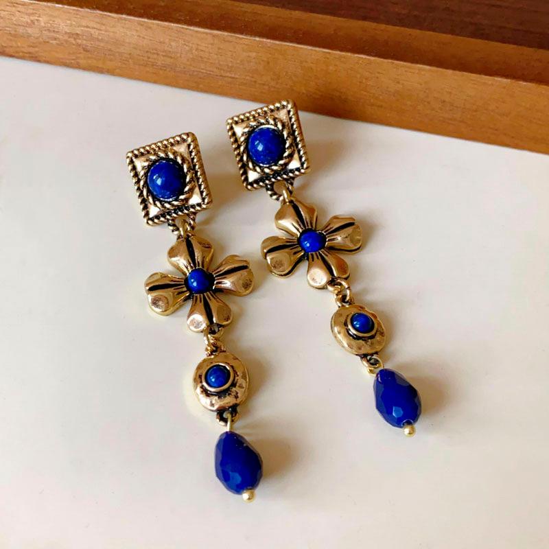 Medieval vintage earrings silver needle square flower water drop long earrings court style retro temperament earrings women
Medieval vintage earrings silver needle square flower water drop long earrings court style retro temperament earrings women