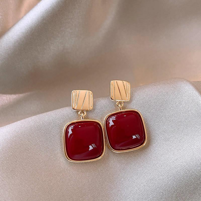 Autumn and winter silver needle square geometric earrings retro simple temperament stud earrings ins fashion high sense earrings women
Autumn and winter silver needle square geometric earrings retro simple temperament stud earrings ins fashion high sense earrings women