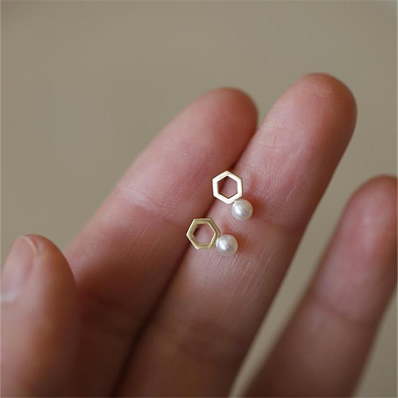 925 Sterling Silver Plating 14K Zircon Mini Geometric Shell Pearl Earrings for Women Exquisite Temperament Simple Jewelry Gold
925 Sterling Silver Plating 14K Zircon Mini Geometric Shell Pearl Earrings for Women Exquisite Temperament Simple Jewelry Gold