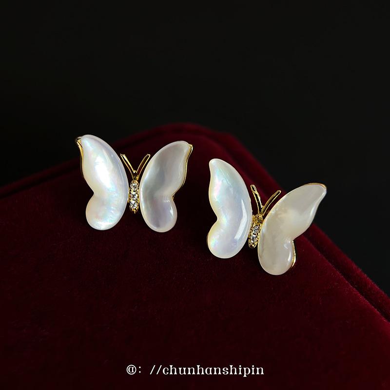 Natural high-arc shell butterfly ear clips without ear piercings, high-end niche earrings, fashionable and exquisite mosquito coil disc earrings.
Natural high-arc shell butterfly ear clips without ear piercings, high-end niche earrings, fashionable and exquisite mosquito coil disc earrings.