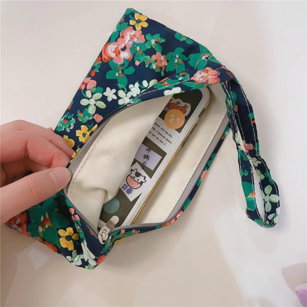 Portable Retro Floral Pattern Phone Carrying Bag Cotton Cloth Sundries Cosmetics Storage Bag Green Garden
Portable Retro Floral Pattern Phone Carrying Bag Cotton Cloth Sundries Cosmetics Storage Bag Green Garden