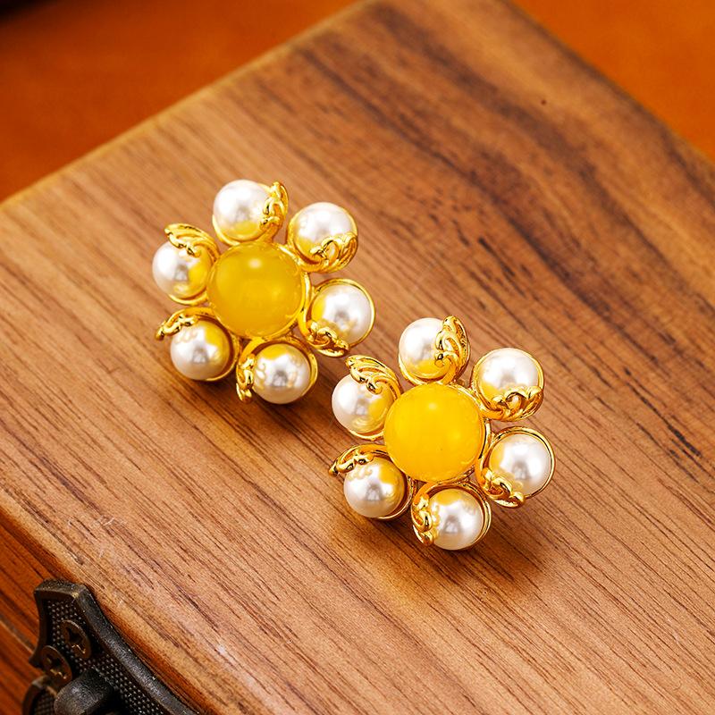 Women s Light Luxury Design Elegant Vintage Imitation Pearl Flower Earrings Fashionable And Versatile Niche Design Earrings
Women s Light Luxury Design Elegant Vintage Imitation Pearl Flower Earrings Fashionable And Versatile Niche Design Earrings
