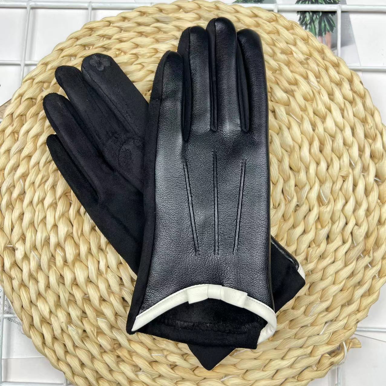 Осенние кожаные перчатки могут сохранять тепло и касаться экрана, простые и модные маленькие ароматные ветряные банты женские перчатки для езды на открытом воздухе One size чёрный
Осенние кожаные перчатки могут сохранять тепло и касаться экрана, простые и модные маленькие ароматные ветряные банты женские перчатки для езды на открытом воздухе One size чёрный