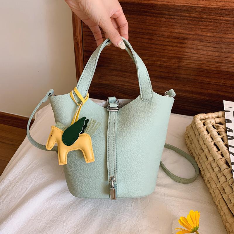 Fashion vegetable basket bucket bag women s 2025 autumn new lychee pattern shoulder bag simple solid color niche messenger bag зелёный
Fashion vegetable basket bucket bag women s 2025 autumn new lychee pattern shoulder bag simple solid color niche messenger bag зелёный