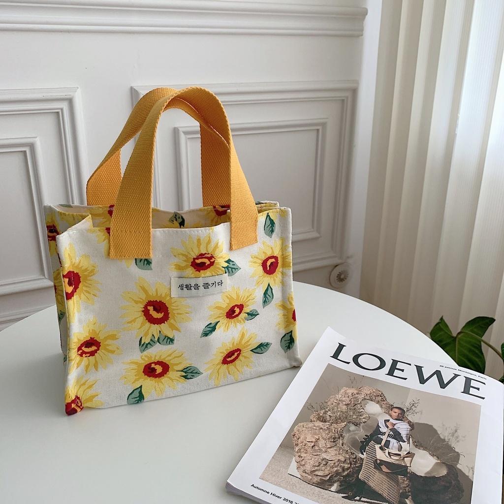 Stylish Cotton Linen Lunch Tote Bag For Commuters With Floral Design And Soft Structure White Sunflower
Stylish Cotton Linen Lunch Tote Bag For Commuters With Floral Design And Soft Structure White Sunflower