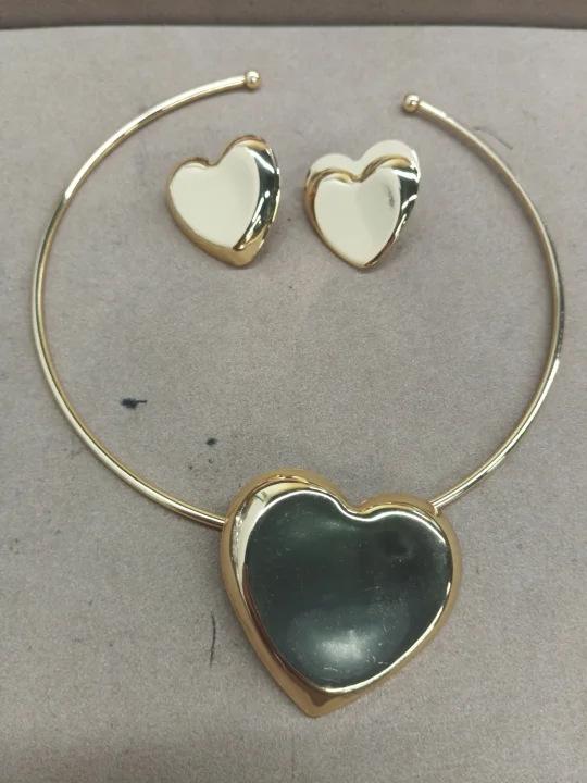 European and American exaggerated style love pendant earrings necklace set cold wind collarbone chain fashion temperament jewelry women
European and American exaggerated style love pendant earrings necklace set cold wind collarbone chain fashion temperament jewelry women