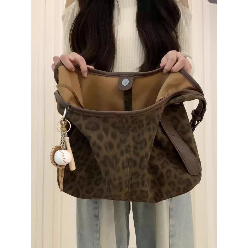 Korean lazy wind large capacity leopard print messenger tote bag autumn and winter new retro commuter versatile shoulder bag
Korean lazy wind large capacity leopard print messenger tote bag autumn and winter new retro commuter versatile shoulder bag