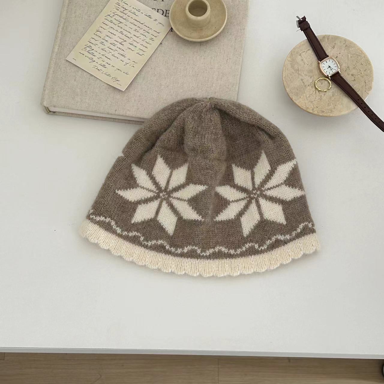 Retro niche Nordic wool hat, warm autumn and winter atmosphere, snowflake knitted cold hat, pullover hat Adult average size (56-58cm)
Retro niche Nordic wool hat, warm autumn and winter atmosphere, snowflake knitted cold hat, pullover hat Adult average size (56-58cm)