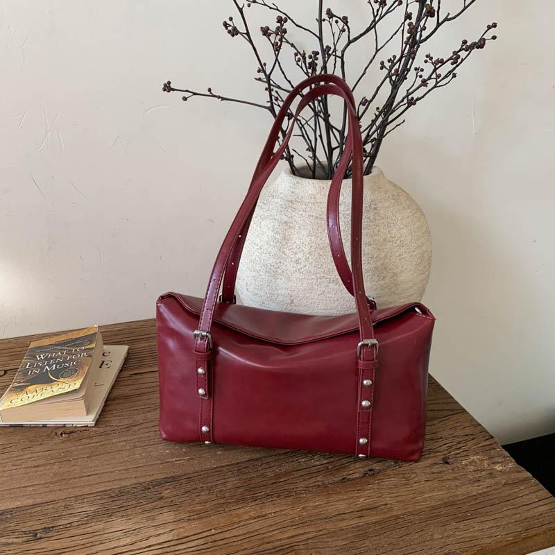 Кожа с масляной восковой пропиткой, ретро сумка-багет, женская, 2025, новая, нишевая сумка для поездок на работу, модная наплечная сумка-мессенджер, тренд красный
Кожа с масляной восковой пропиткой, ретро сумка-багет, женская, 2025, новая, нишевая сумка для поездок на работу, модная наплечная сумка-мессенджер, тренд красный