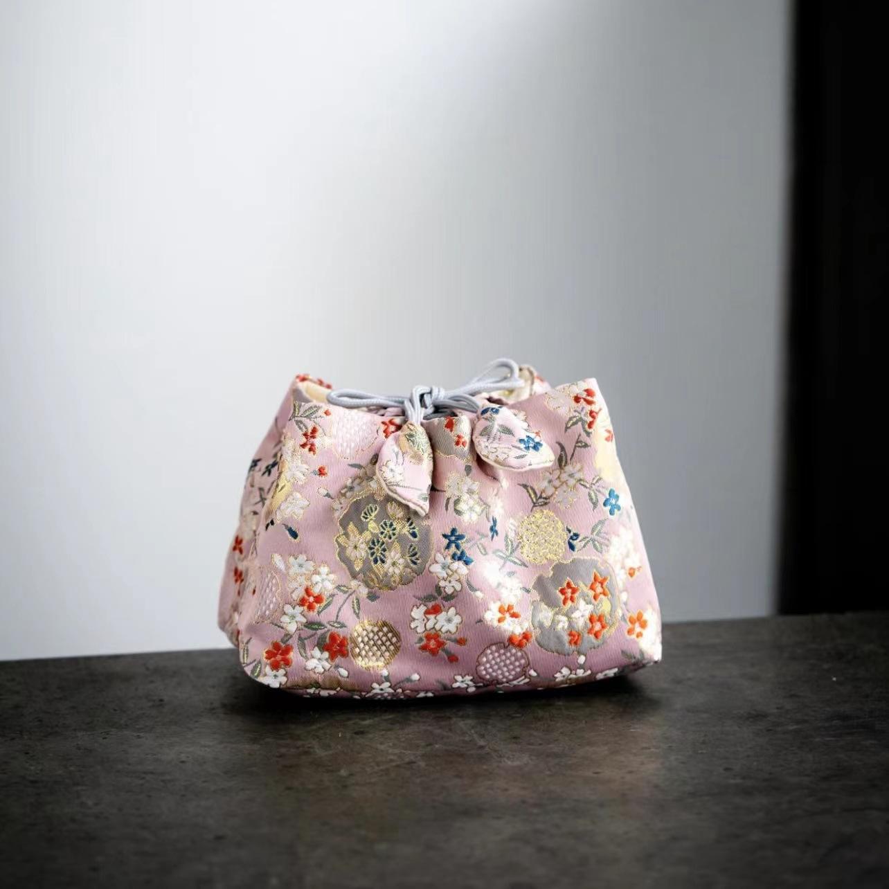 Portable Handmade Chinese Style Tea Set Storage Bag Travel Essential Ensemble Floral Pattern One Pot Two Cups Stainless Steel 1x1cm
Portable Handmade Chinese Style Tea Set Storage Bag Travel Essential Ensemble Floral Pattern One Pot Two Cups Stainless Steel 1x1cm