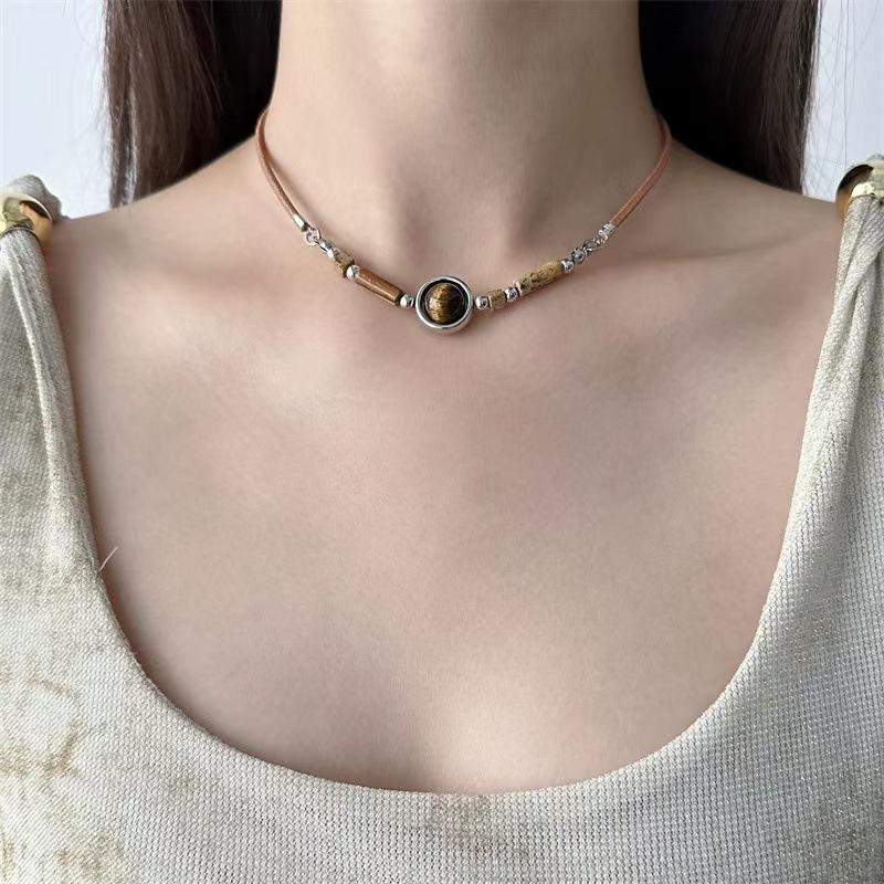 Ожерелье из бусин из камня Тигровый глаз, Дизайн Панк, Простой, Модный, Высококлассная цепочка для ключицы, Короткое, Ретро, Кожаное ожерелье коричневый
Ожерелье из бусин из камня Тигровый глаз, Дизайн Панк, Простой, Модный, Высококлассная цепочка для ключицы, Короткое, Ретро, Кожаное ожерелье коричневый