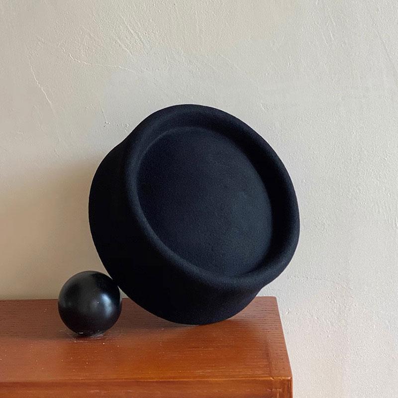 100%Wool Hard Top Pillbox Hat Fedoras Lady Luxury Vintage Painter Berets Trend Women Winter Warm Fascinating Japanese Sailor Hat 54-57cm
100%Wool Hard Top Pillbox Hat Fedoras Lady Luxury Vintage Painter Berets Trend Women Winter Warm Fascinating Japanese Sailor Hat 54-57cm