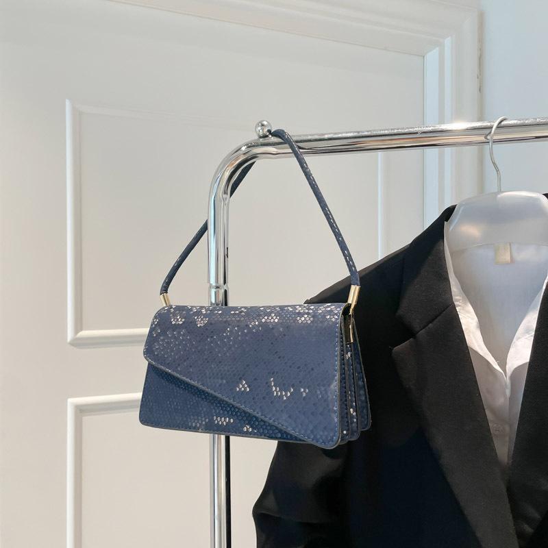 Premium retro shoulder bag women s new niche design underarm bag fashionable versatile commuter bag
Premium retro shoulder bag women s new niche design underarm bag fashionable versatile commuter bag