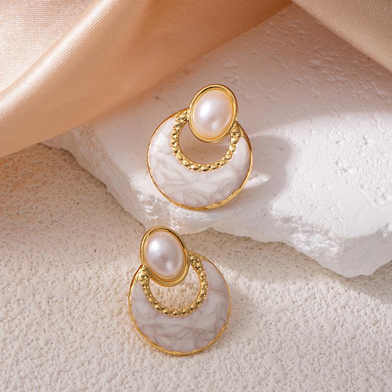 Vintage French-Inspired Pearl Stud Earrings: Unique Hollow Design with Stainless Steel
Vintage French-Inspired Pearl Stud Earrings: Unique Hollow Design with Stainless Steel