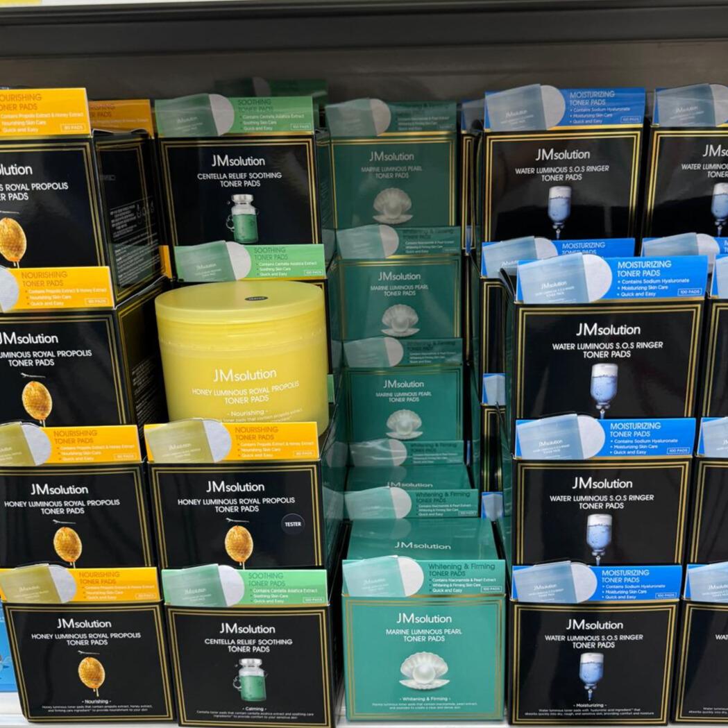 JMSOLUTION WATER LUMINOUS S.O.S RINGER/ HONEY LUMINOUS ROYAL PROPOLIS/ MARINE LUMINOUS PEARL/ CENTELLA RELIEF SOOTHING Тонер-пэды HONEY LUMINOUS ROYAL PROPOLIS
JMSOLUTION WATER LUMINOUS S.O.S RINGER/ HONEY LUMINOUS ROYAL PROPOLIS/ MARINE LUMINOUS PEARL/ CENTELLA RELIEF SOOTHING Тонер-пэды HONEY LUMINOUS ROYAL PROPOLIS