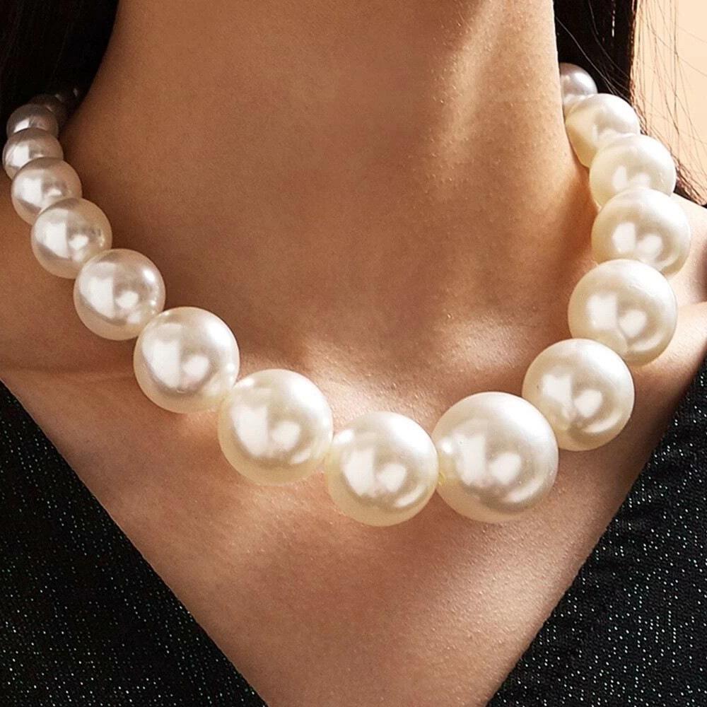 Trendy Pearl Necklace & Earring Set: Elegant European & American Style with Simple Clavicle Chain and Versatile Pearl Ear Hooks белый
Trendy Pearl Necklace & Earring Set: Elegant European & American Style with Simple Clavicle Chain and Versatile Pearl Ear Hooks белый