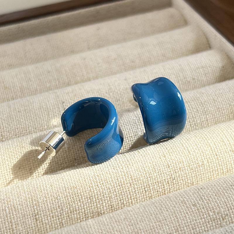 New texture enamel small earrings multi-color niche design earrings, high-end versatile simple and unique temperament earrings
New texture enamel small earrings multi-color niche design earrings, high-end versatile simple and unique temperament earrings