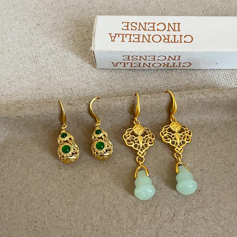 Ruyi Auspicious Gourd Earrings: Retro Chinese Court Style, Versatile Fashion Accessory for Women
Ruyi Auspicious Gourd Earrings: Retro Chinese Court Style, Versatile Fashion Accessory for Women