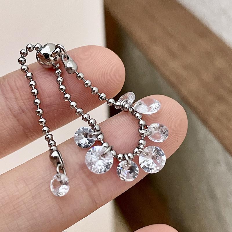 2024 Elegant Teardrop Zircon Tassel Index Ring for Women
2024 Elegant Teardrop Zircon Tassel Index Ring for Women