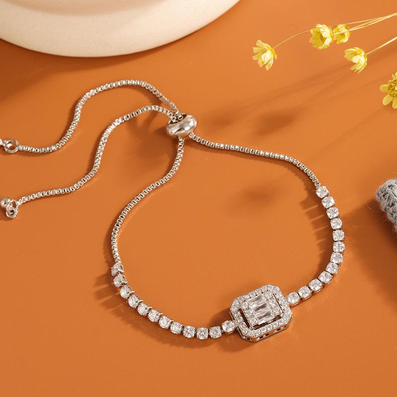 Регулируемый квадратный цирконовый браслет с цепочкой-когтем белый
Регулируемый квадратный цирконовый браслет с цепочкой-когтем белый