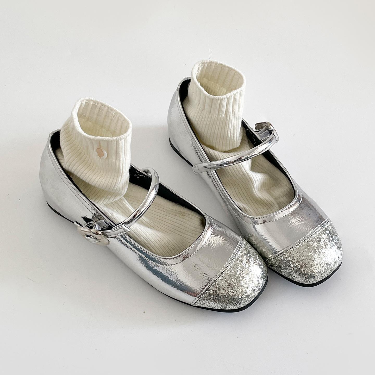 Retro silver French flat bottom inner height increase light mouth single shoes women s summer 2025 new versatile soft sole Mary Jane women s shoes 40
Retro silver French flat bottom inner height increase light mouth single shoes women s summer 2025 new versatile soft sole Mary Jane women s shoes 40