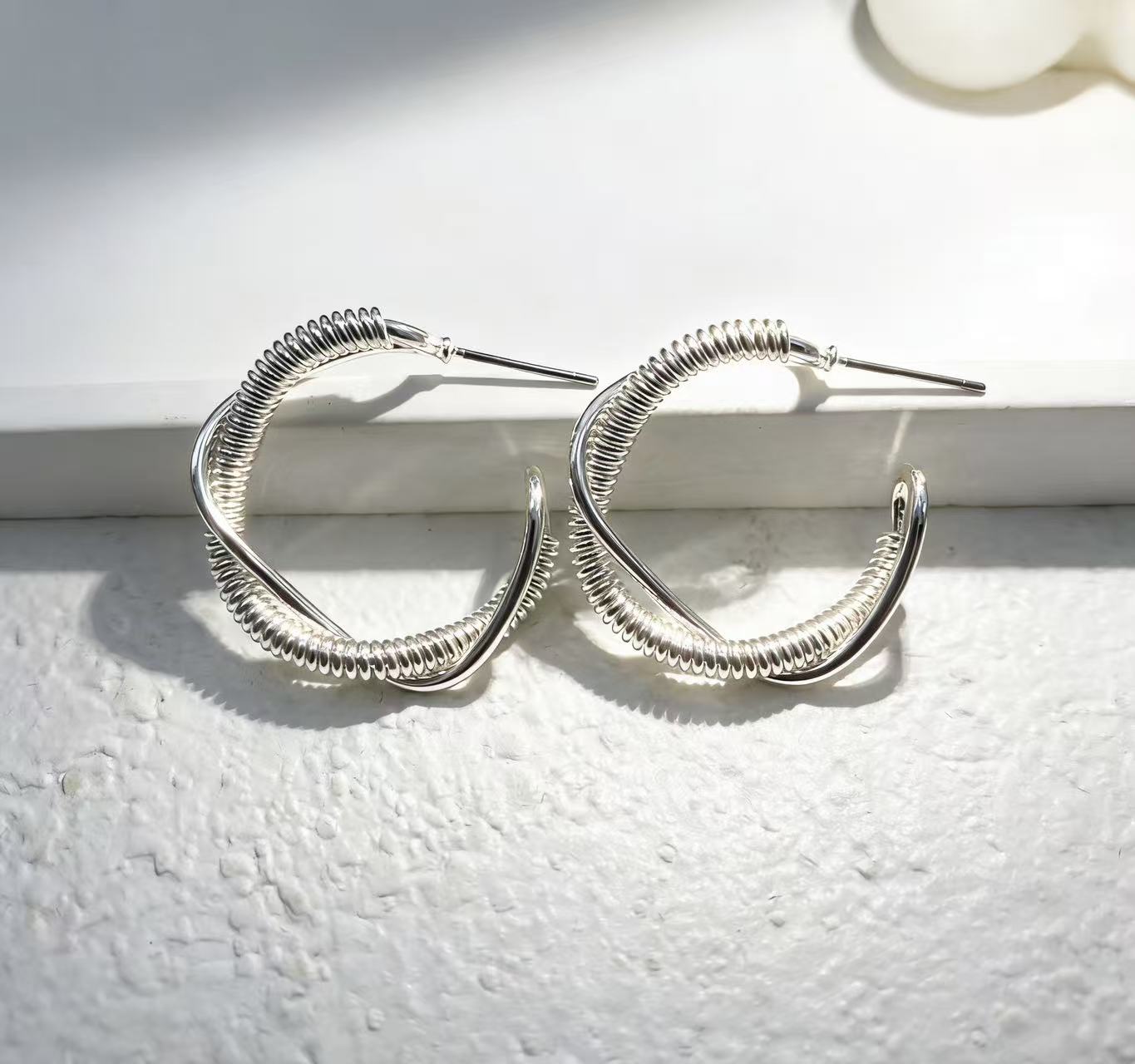 Ins style irregular twisted earrings with personalized design, metal earrings suitable for women to wear
Ins style irregular twisted earrings with personalized design, metal earrings suitable for women to wear
