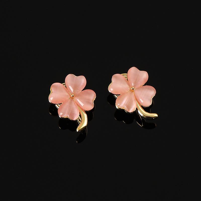 Sweet Pink Cat s Eye Stone Four-Leaf Clover Ear Clips – No Piercing Required, Stylish & Lucky Charm Earrings
Sweet Pink Cat s Eye Stone Four-Leaf Clover Ear Clips – No Piercing Required, Stylish & Lucky Charm Earrings