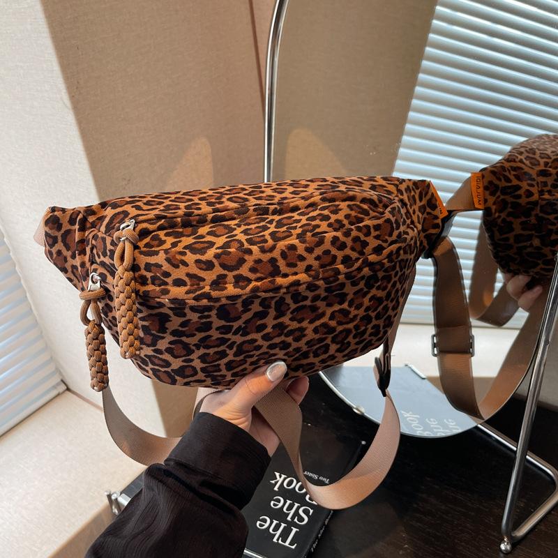 Female High-capacity New Autumn and Winter Casual Niche Design Crossbody Bag Leopard Print Chest Bag Waist Bag коричневый
Female High-capacity New Autumn and Winter Casual Niche Design Crossbody Bag Leopard Print Chest Bag Waist Bag коричневый