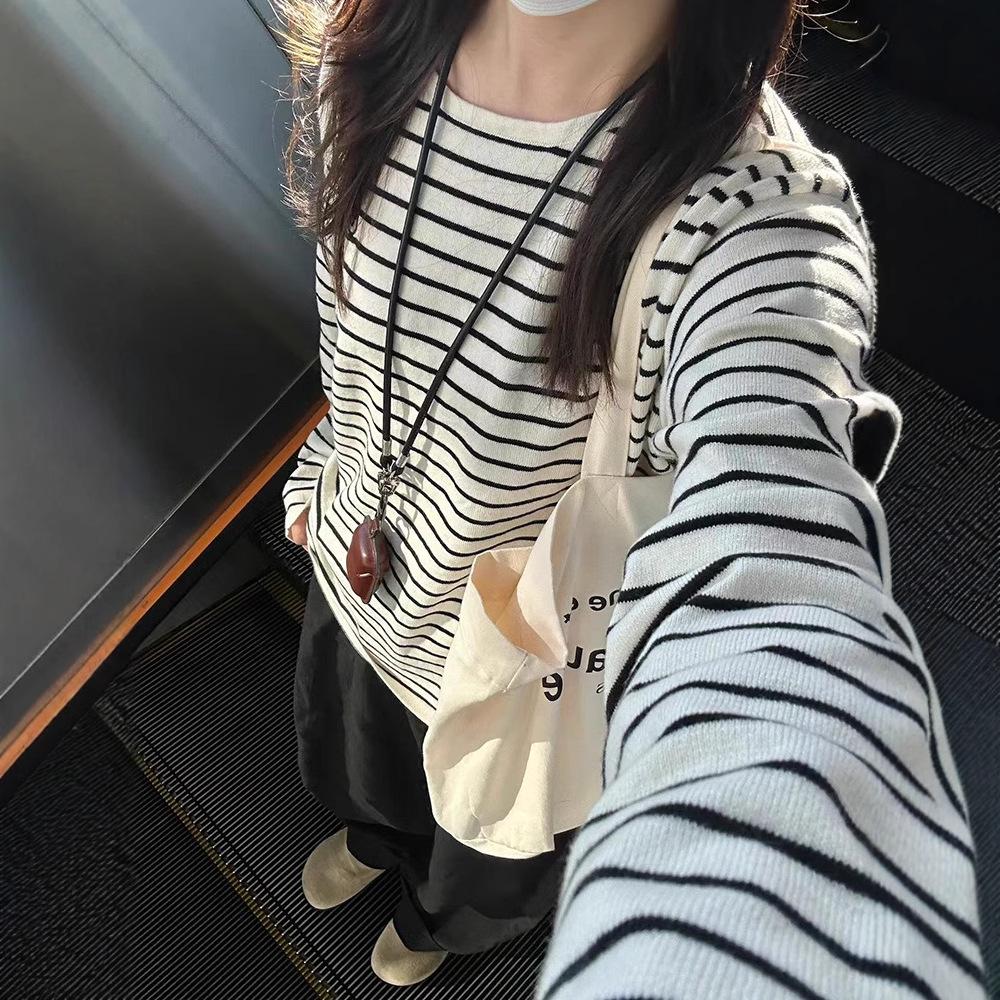 Women s Korean Striped Cotton Long Sleeve T-Shirt – Black & White, Loose Fit, Perfect for Spring & Autumn M
Women s Korean Striped Cotton Long Sleeve T-Shirt – Black & White, Loose Fit, Perfect for Spring & Autumn M