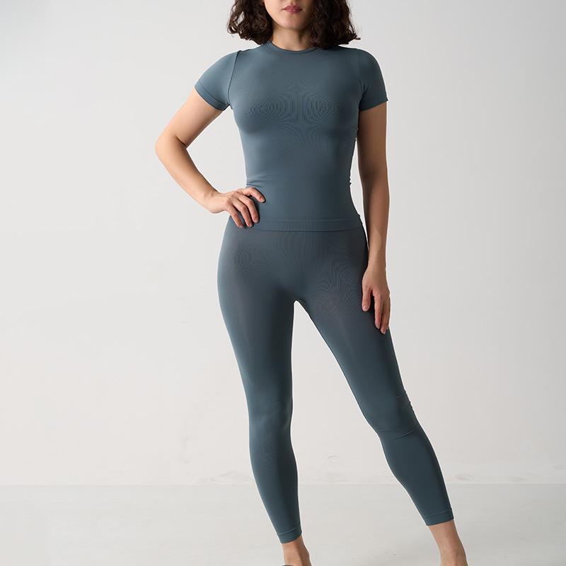 Soft, Skin-friendly Seamless T-Shirt & Leggings Set – Short Sleeve, Long Pants for Running Small
Soft, Skin-friendly Seamless T-Shirt & Leggings Set – Short Sleeve, Long Pants for Running Small