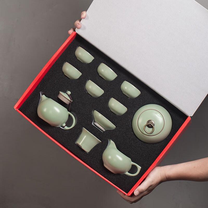 Darunyao Gold and Jade Tea Set
Darunyao Gold and Jade Tea Set