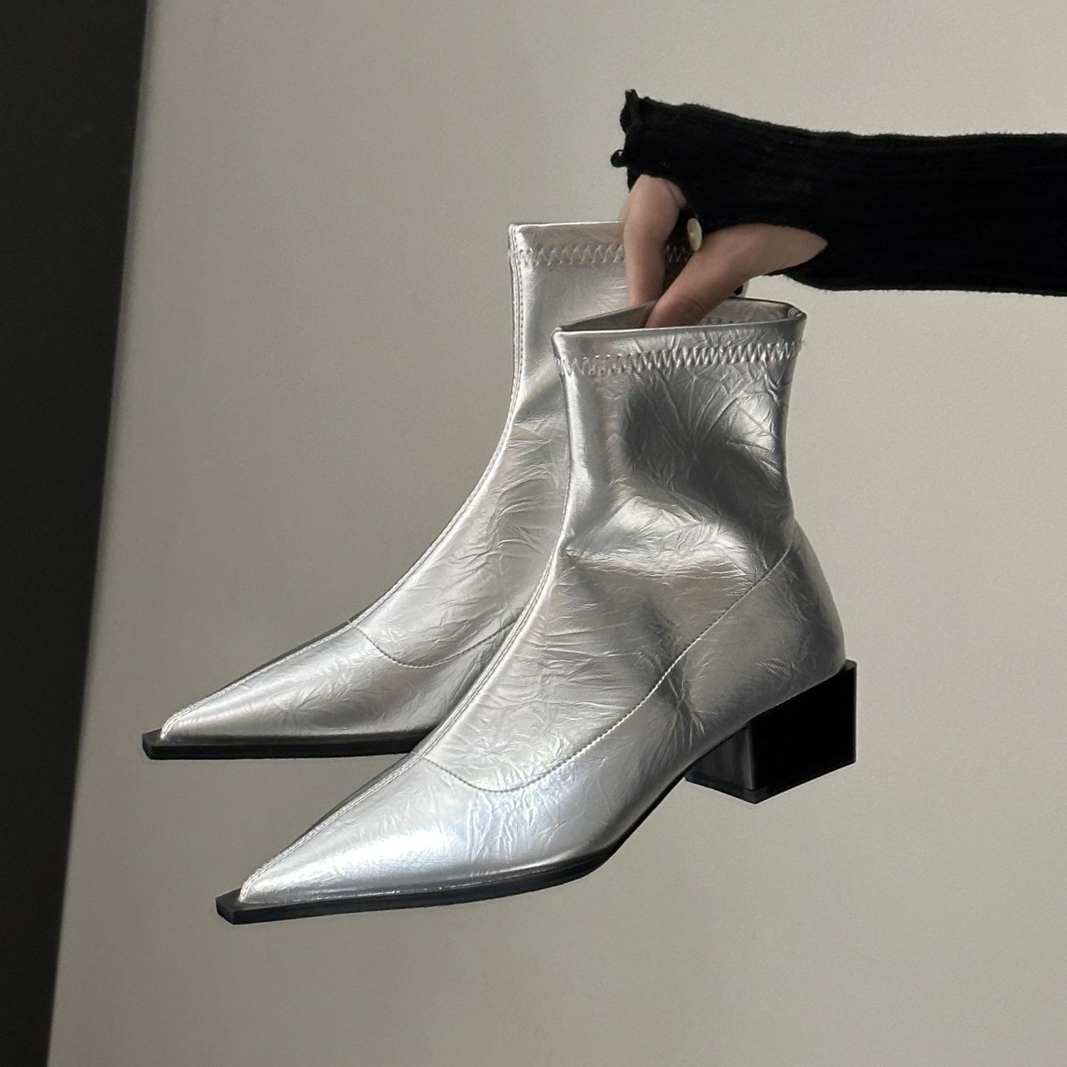 2025 Зручні жіночі черевики до щиколотки з м якої шкіри в корейському стилі: Стягуючі еластичні масивні низькі підбори, гострий носок 39 срібний
2025 Зручні жіночі черевики до щиколотки з м якої шкіри в корейському стилі: Стягуючі еластичні масивні низькі підбори, гострий носок 39 срібний