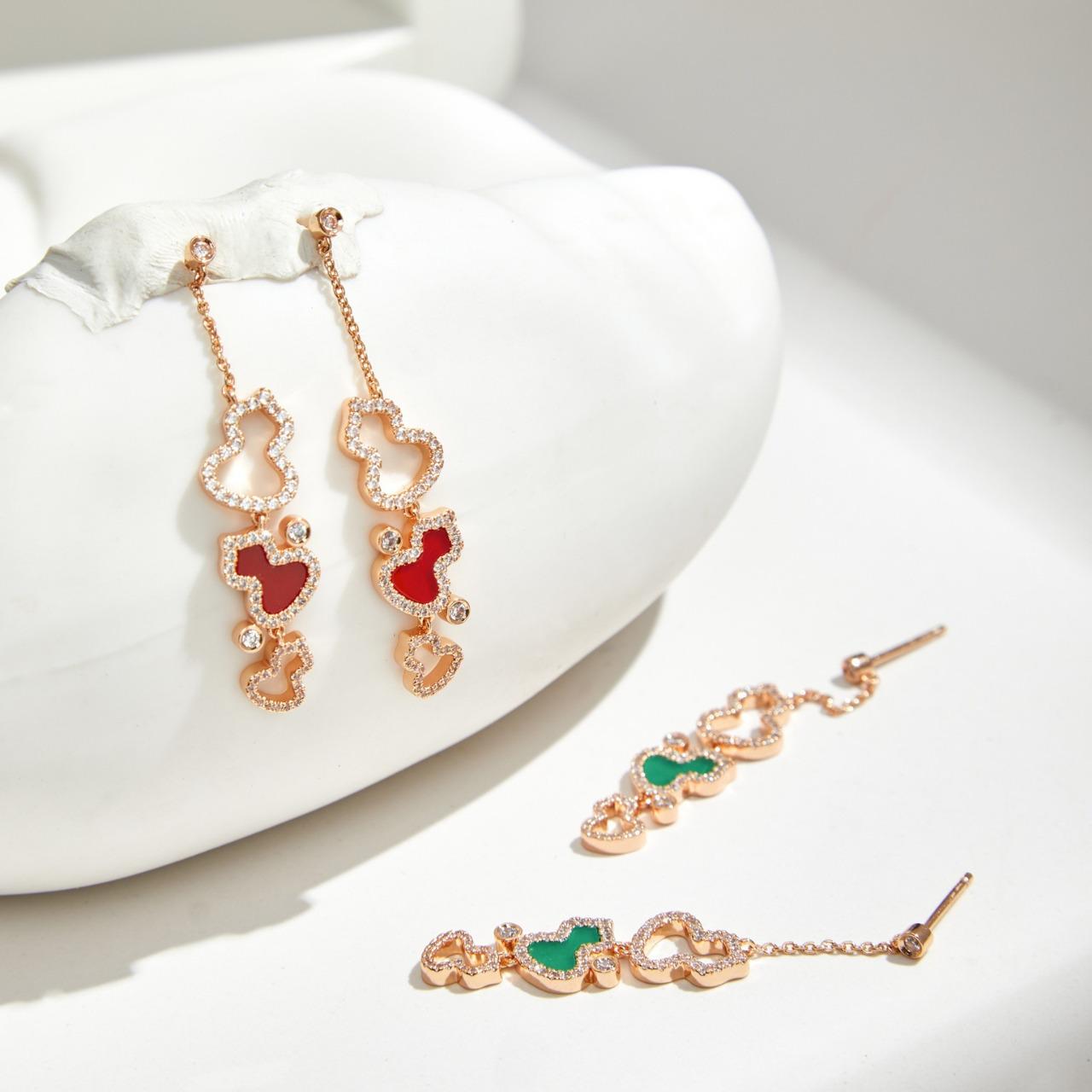 High-End Qilin Gourd & Mother-of-Pearl Dangle Earrings with Diamond-Set Ear Cuff Style
High-End Qilin Gourd & Mother-of-Pearl Dangle Earrings with Diamond-Set Ear Cuff Style