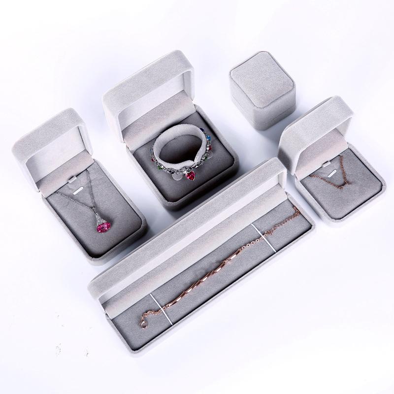 1pcs Velvet Necklace Display Ring Boxes Earrings Holder Bracelets Cases Wedding Birthday Gift Box Diy Jewelry Storage Packaging 9x9cm сірий
1pcs Velvet Necklace Display Ring Boxes Earrings Holder Bracelets Cases Wedding Birthday Gift Box Diy Jewelry Storage Packaging 9x9cm сірий